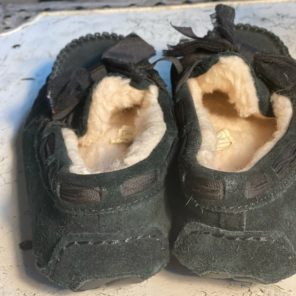 UGG Kids Moccasins in Forest Black Details - Picture 4 of 11